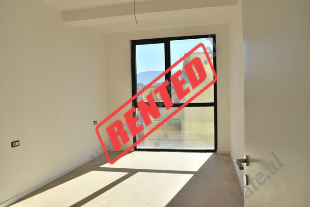 Ambient zyre me qira ne rrugen Mine Peza shume prane Prokurorise ne Tirane.
Eshte e pozicionuar ne 